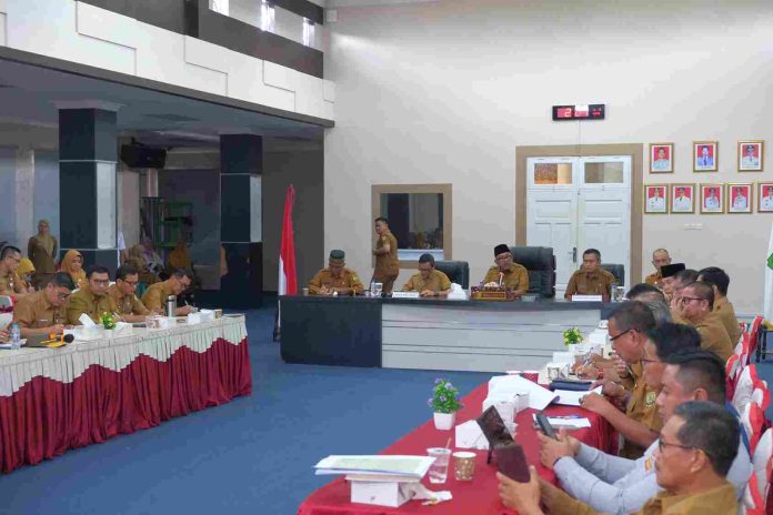 Wali Kota Tanjungpinang, Lis Darmansyah, saat memimpin rapat koordinasi OPD bulan Mei yang digelar di Aula Sultan Sulaiman Badrul Alamsyah, Kantor Wali Kota Tanjungpinang, Selasa (6/5/2025). F, diskominfo Tanjungpinang