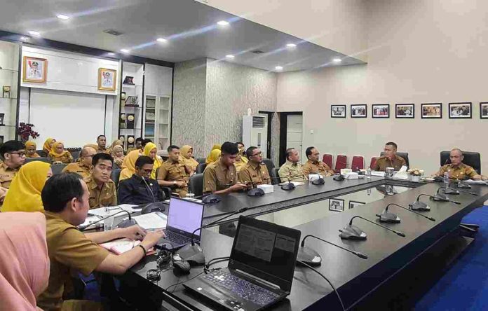 Pemerintah Kota (Pemko) Tanjungpinang menggelar Rapat Koordinasi (Rakor) Kebijakan Reformasi Birokrasi 2025–2029 sekaligus tindak lanjut Lembar Kerja Evaluasi (LKE) dan penyusunan Rencana Aksi Reformasi Birokrasi (RB) Tahun 2025 di Ruang Rapat Lantai 3 Kantor Wali Kota Tanjungpinang pada Selasa, 27 Mei 2025. F, diskominfo Tanjungpinang