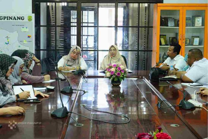 Dalam rangka menyambut Hari Kesatuan Gerak (HKG) PKK ke-53 tahun 2025, Tim Penggerak PKK Kota Tanjungpinang menggelar rapat persiapan kegiatan HKG PKK yang berlangsung di Aula Dinas Kesehatan, Pengendalian Penduduk dan Keluarga Berencana Kota Tanjungpinang, Rabu (21/05/2025). F, diskominfo Tanjungpinang