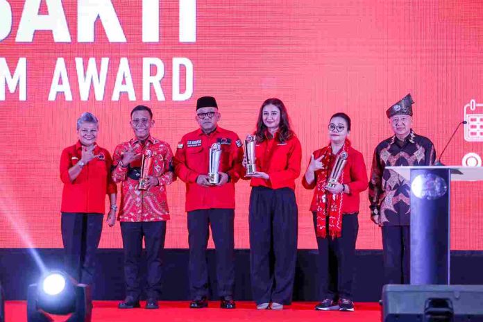 Wali Kota Tanjungpinang, Lis Darmansyah, menerima penghargaan Trisakti Tourism Award 2025 sebagai Juara 2 Kategori Wisata Sejarah untuk destinasi Pulau Penyengat di Grand Sahid Jaya Jakarta sebagai bentuk apresiasi kepada individu atau kelompok yang berkontribusi dalam pengembangan pariwisata di Indonesia, Kamis (08/05/2025), F,diskominfo Tanjungpinang.