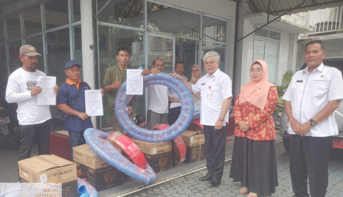 Penyerahan bantuan oleh DKPP Tanjungpinang, Rabu, 14 Mei 2025, oleh Pelaksana Harian (Plh.) F, diskominfo Tanjungpinang