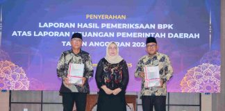 Tanjungpinang Raih Opini WTP 11 Kali Berturut-Turut, Pemko Komitmen Tingkatkan Tata Kelola Keuangan Wali Kota Tanjungpinang, H. Lis Darmansyah, secara langsung menerima Laporan Hasil Pemeriksaan (LHP) dari Kepala BPK Perwakilan Kepri, Emmy Mutiarini, dalam acara yang berlangsung di Auditorium Kantor BPK Kepri, Batam, pada Jumat (23/5). F, diskominfo Tanjungpinang