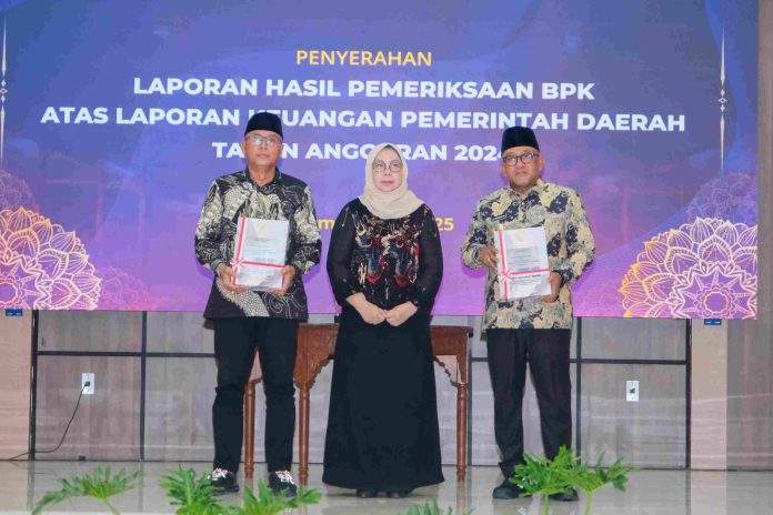 Wali Kota Tanjungpinang, H. Lis Darmansyah, secara langsung menerima Laporan Hasil Pemeriksaan (LHP) dari Kepala BPK Perwakilan Kepri, Emmy Mutiarini, dalam acara yang berlangsung di Auditorium Kantor BPK Kepri, Batam, pada Jumat (23/5). F, diskominfo Tanjungpinang