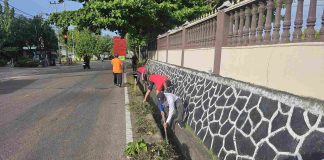 Pemko Tanjungpinang Gencarkan Gotong Royong, Fokus Bersihkan Drainase dan Lingkungan Kantor Selama sebulan terakhir, seluruh organisasi perangkat daerah (OPD), kecamatan, kelurahan, hingga unit kerja di lingkungan Pemerintah Kota Tanjungpinang aktif melaksanakan kegiatan gotong royong membersihkan lingkungan kantor, jalan, dan saluran drainase. F, diskominfo Tanjungpinang