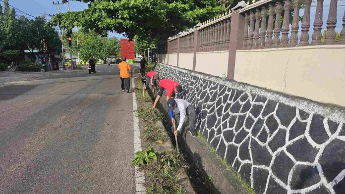 Selama sebulan terakhir, seluruh organisasi perangkat daerah (OPD), kecamatan, kelurahan, hingga unit kerja di lingkungan Pemerintah Kota Tanjungpinang aktif melaksanakan kegiatan gotong royong membersihkan lingkungan kantor, jalan, dan saluran drainase. F, diskominfo Tanjungpinang
