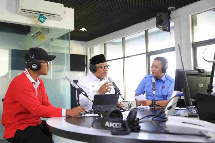 Wali Kota Tanjungpinang, Lis Darmansyah, menjadi narasumber dalam program Dialog Tanjungpinang Pagi yang disiarkan langsung dari Kantor RRI Pro 1 Tanjungpinang di Jalan Jenderal Ahmad Yani Km 4, Rabu pagi (4/6). F, diskominfo Tanjungpinang