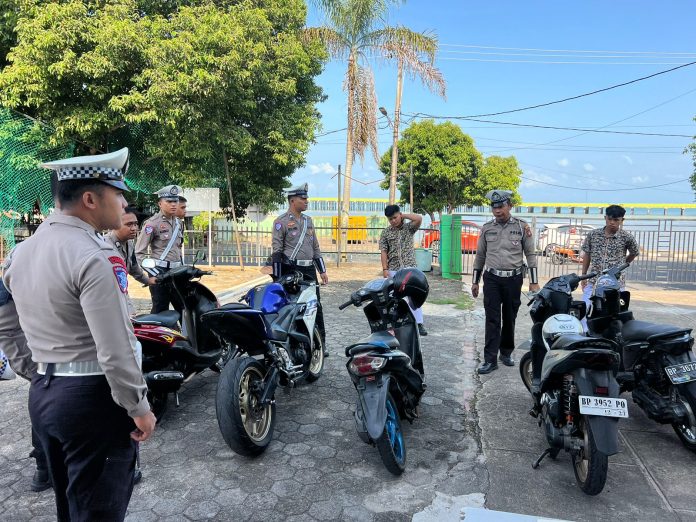 Satuan Lalu Lintas (Sat Lantas) Polresta Tanjungpinang bersama Dinas Perhubungan (Dishub) Tanjungpinang melaksanakan razia knalpot brong di lingkungan SMAN 5 Tanjungpinang, Rabu (4/6). F, Polresta Tanjungpinang