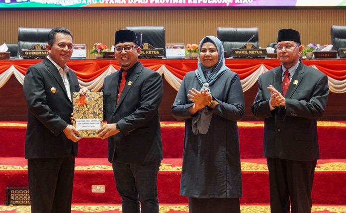 DPRD Kepulauan Riau (Kepri) secara resmi menyetujui Nota Keuangan dan Rancangan Peraturan Daerah (Ranperda) APBD Kepri Tahun Anggaran 2026.f, DPRD Kepri