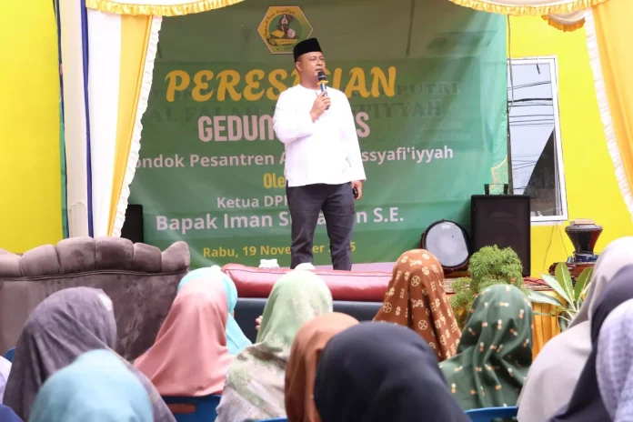 Ketua DPRD Provinsi Kepulauan Riau, H. Iman Sutiawan, meresmikan gedung kelas baru di Pondok Pesantren Alfalah Assyafi’iyyah, Bengkong Permai, Batam, Rabu (19/11/2025). F, DPRD Kepri