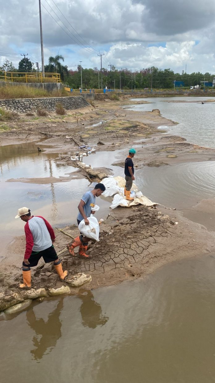 Kondisi persediaan air di waduk Gesek yang menipis dengan ketinggian air tinggal 30-40 sentimeter. F, Tirta Kepri