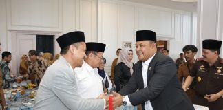 Pererat Silaturahmi Usai Idulfitri 1447 H, DPRD Kepri Gelar Halal Bihalal Ketua DPRD Provinsi Kepulauan Riau, Iman Sutiawan. Sekretariat Dewan Perwakilan Rakyat Daerah (DPRD) Provinsi Kepulauan Riau menggelar kegiatan Halal Bihalal di Kantor DPRD Provinsi Kepulauan Riau, Pulau Dompak, pada Senin (30/03/2026). F, DPRD Kepri