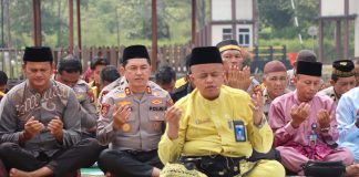 Polres Lingga Bersimpuh, Mohon Ampunan dan Keberkahan Lewat Sholat Taubat dan Istisqa Ket Foto: Kapolres Lingga AKBP Ahmad Andi Suryadi, S.H., S.I.K., M.M., saat mengikuti Sholat Taubat dan Sholat Istisqa di di Lapangan Tribrata Polres Lingga, Jumat (25/9/2026). F, Polres Lingga