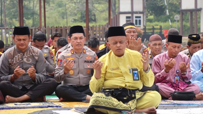 Ket Foto: Kapolres Lingga AKBP Ahmad Andi Suryadi, S.H., S.I.K., M.M., saat mengikuti Sholat Taubat dan Sholat Istisqa di di Lapangan Tribrata Polres Lingga, Jumat (25/9/2026). F, Polres Lingga