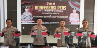 Ungkap Sejumlah Kasus, Polres Lingga Bongkar Pencurian Kabel Indosat hingga Perkara Anak Kegiatan konferensi pers dilaksanakan pada Jumat, 25 September 2026, sekitar pukul 14.00 WIB, bertempat di Gedung Endra Dharma Laksanakan Polres Lingga. Kegiatan dipimpin langsung oleh Kapolres Lingga AKBP Ahmad Andi Suryadi, S.H., S.I.K., M.M., dan dihadiri Wakapolres Lingga KOMPOL Efendi, S.H., M.H., Ps.Kapolsek Dabo IPTU Rosy H. Pardede, S.H., Ps.Kasi Humas Polres Lingga IPTU Hendri M. Harahap dan personel Polsek Dabo serta awak media. F, Polres Lingga