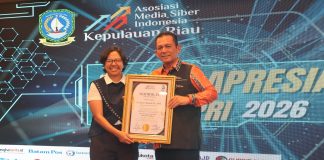 Eksis di Era AI, AMSI Kepri Peringati Usia ke-5 dan Anugerahi Tokoh Pendukung Media Wakil Ketua Umum AMSI Pusat, Citra Dyah Prastuti, memberikan penghargaan kepada Gubernur Kepri, H. Ansar Ahmad, S.E., M.M f, ist