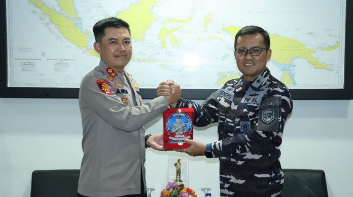 Keterangan Foto: Kapolres Lingga bersama Pejabat Utama (PJU) Polres Lingga saat melaksanakan kunjungan silaturahmi ke Lanal Dabo Singkep. F, Polres Lingga
