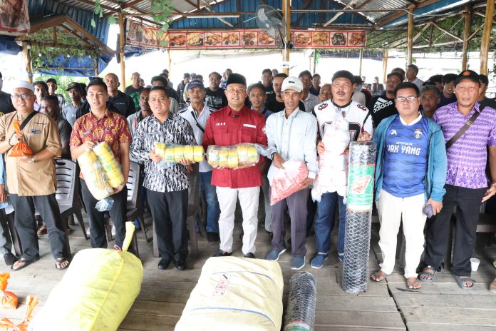 Ketua DPRD Provinsi Kepulauan Riau (Kepri) sekaligus Ketua DPD Partai Gerindra Kepri, H. Iman Sutiawan, menyerahkan bantuan alat tangkap ikan kepada 73 nelayan di RM Kas Ros Seafood, Tanjung Riau, Kota Batam, Kamis (15/10/2026) f,DPRD Kepri