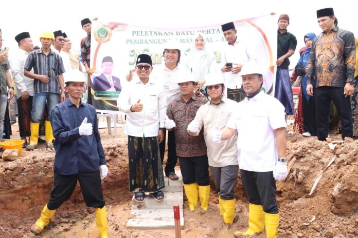 Ketua DPRD Provinsi Kepulauan Riau (Kepri), H. Iman Sutiawan, menghadiri peletakan batu pertama pembangunan Masjid dan Pondok Pesantren Al-Amin Nurul Iman di Kavling Tirosa, Kelurahan Tanjung Buntung, Kecamatan Bengkong, Kota Batam, Minggu pagi (11/10/2026) f,DPRD Kepri
