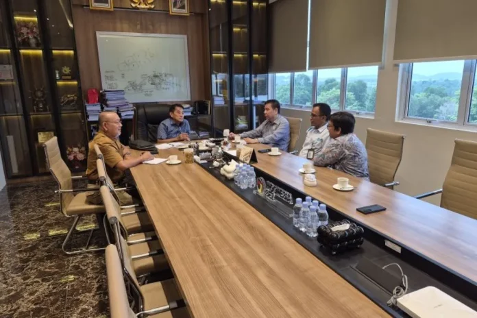 Rudy menghadiri pertemuan bersama jajaran PLN dan manajemen PT BAI di Kabupaten Bintan, Selasa (20/10/2026) f,DPRD Kepri
